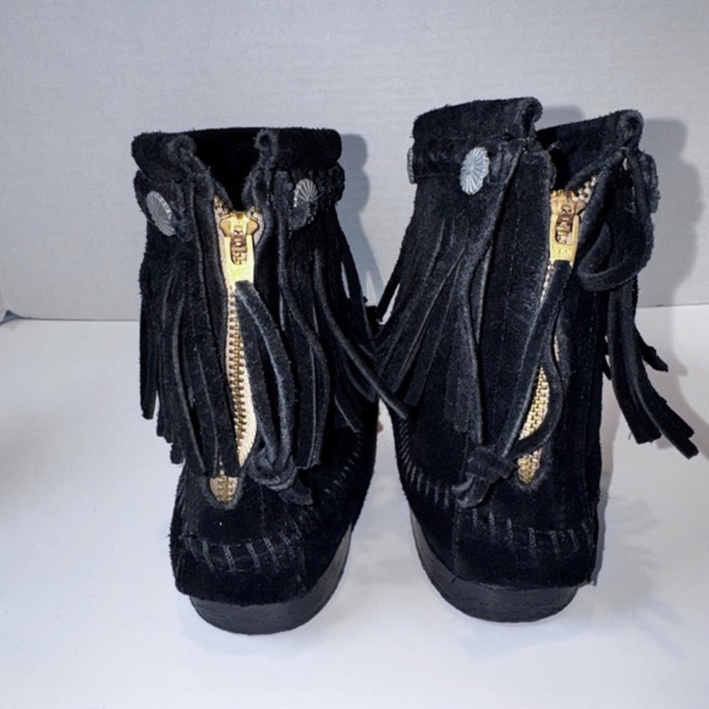 Minnetonka Moccasin Ankle Boots Womens 8 Black Suede Fringe Back Zip Concho 299 - Picture 4 of 7